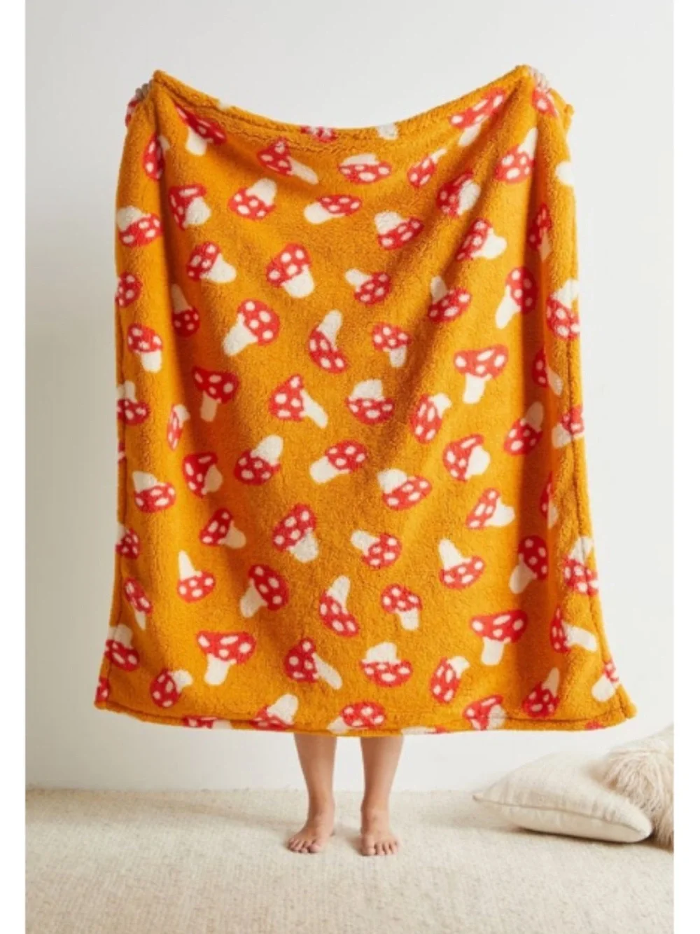 URBAN OUTFITTERS Mushroom Amped Fleece Throw Blanket